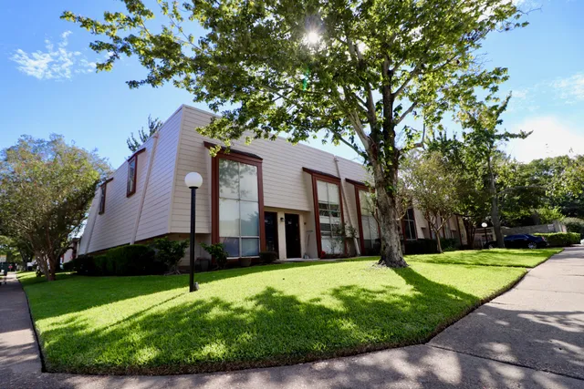 a view of a house with a backyard