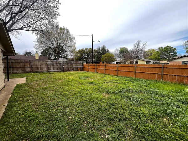 a view of a backyard