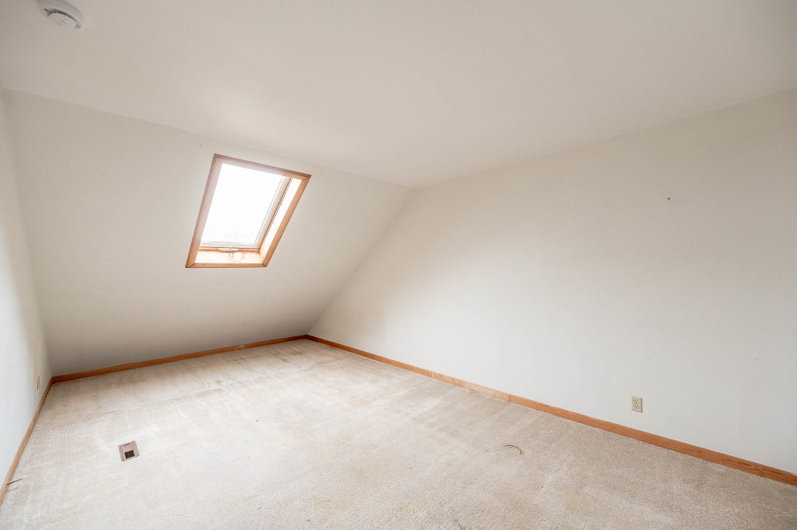 586 Dunham Road Gurnee, IL 60031 - Photo 9 of 13 an empty room with a window