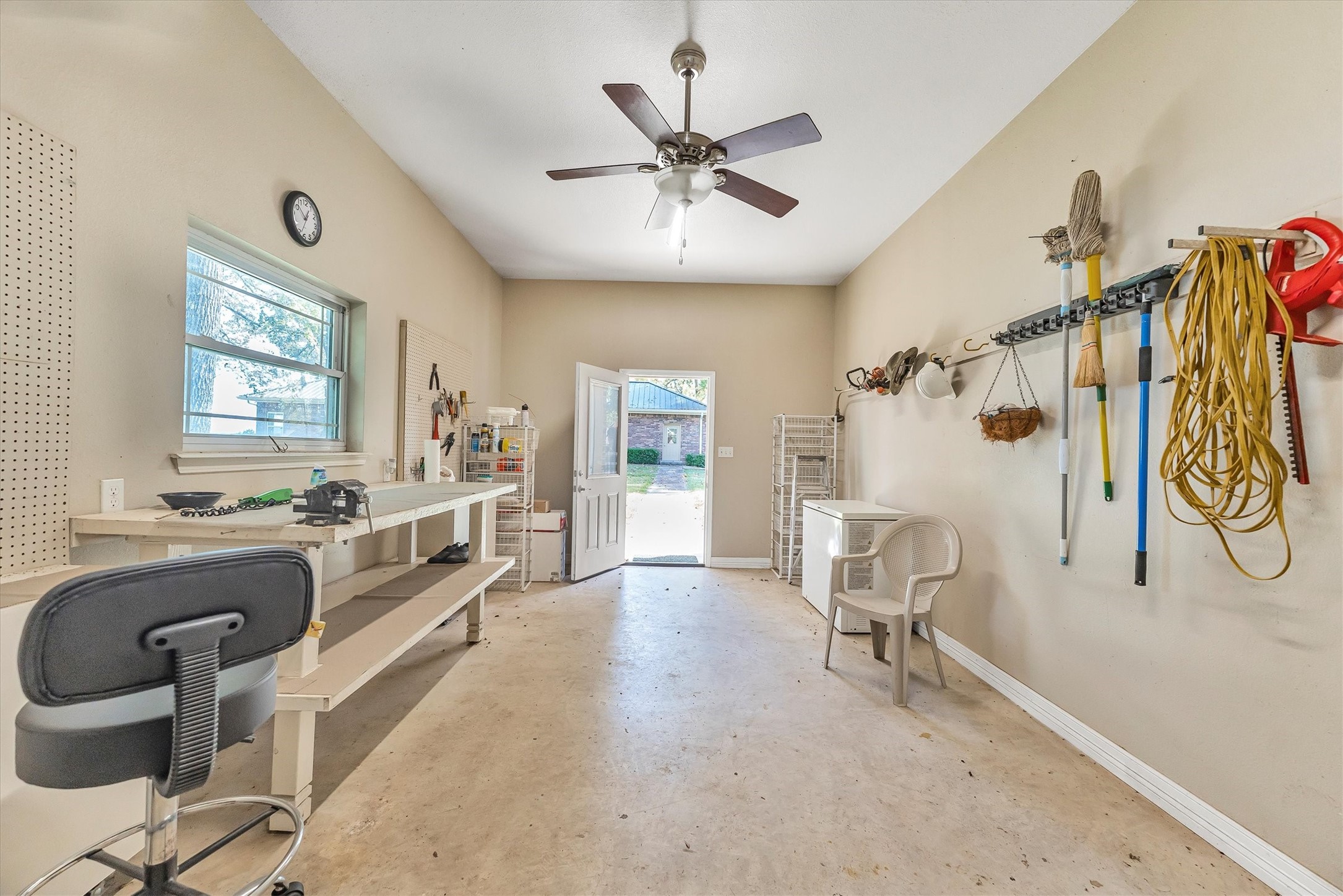 191 Beth Circle Huntsville, TX 77320 - Photo 38 of 50 a view of a livingroom with furniture and a window