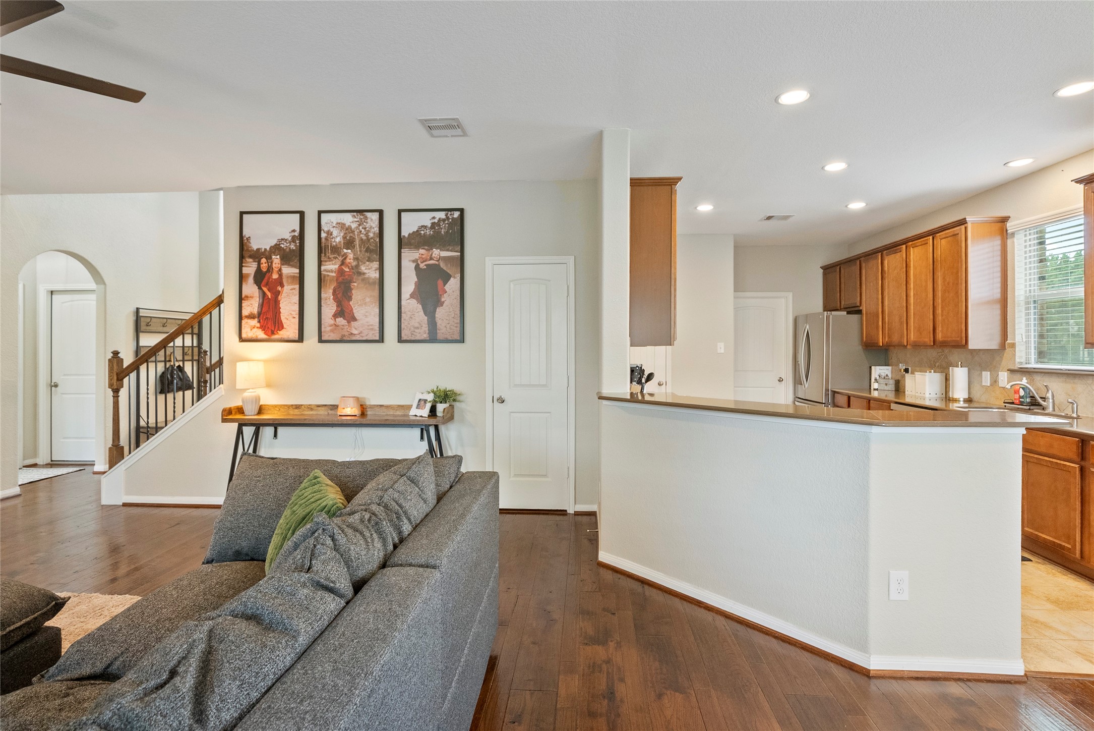 9160 Wapiti Trail Conroe, TX 77303 - Photo 15 of 48 Open living space with views from the living room into the kitchen and bar area.