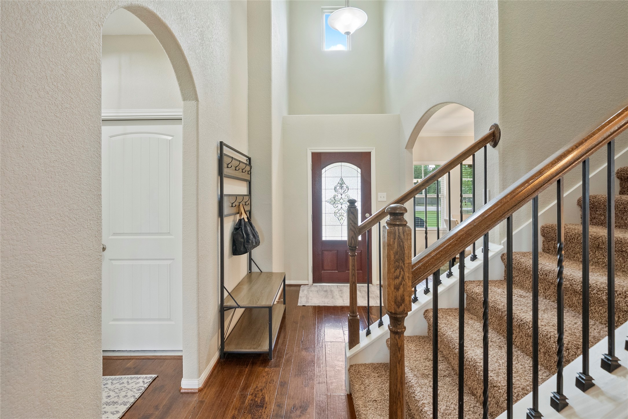 9160 Wapiti Trail Conroe, TX 77303 - Photo 4 of 48 Open and light filled entry way with abundant natural light.