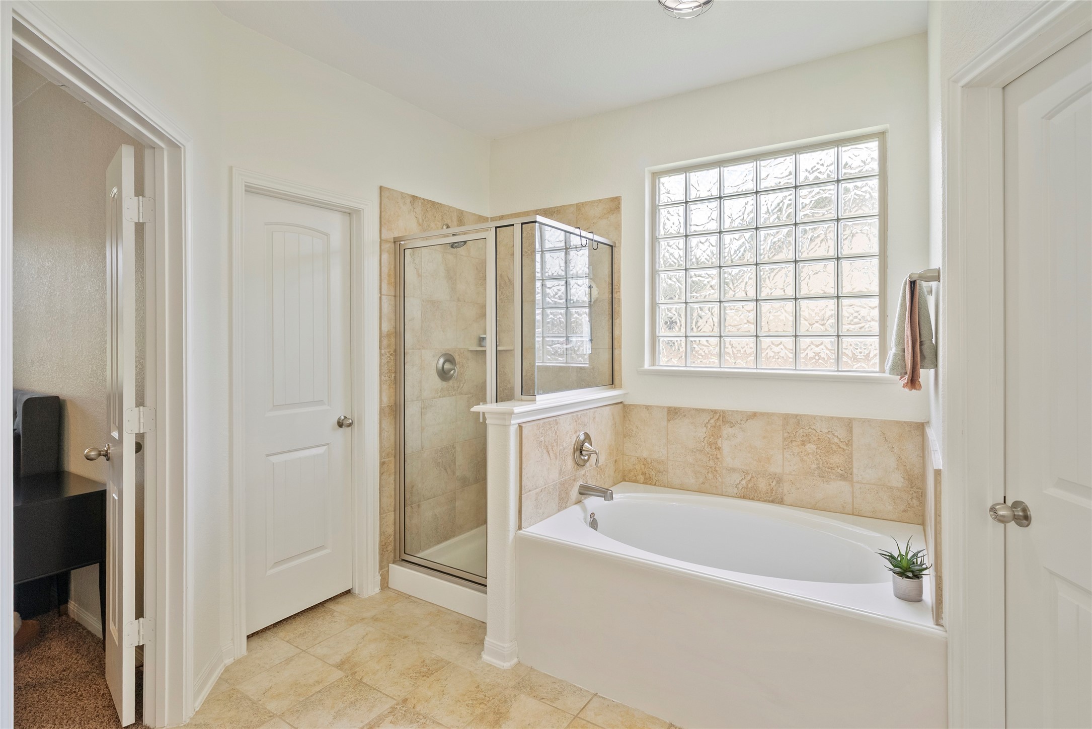 9160 Wapiti Trail Conroe, TX 77303 - Photo 8 of 48 Spacious primary bathroom with separate tub and shower.