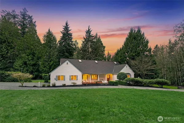 a view of house with garden and trees