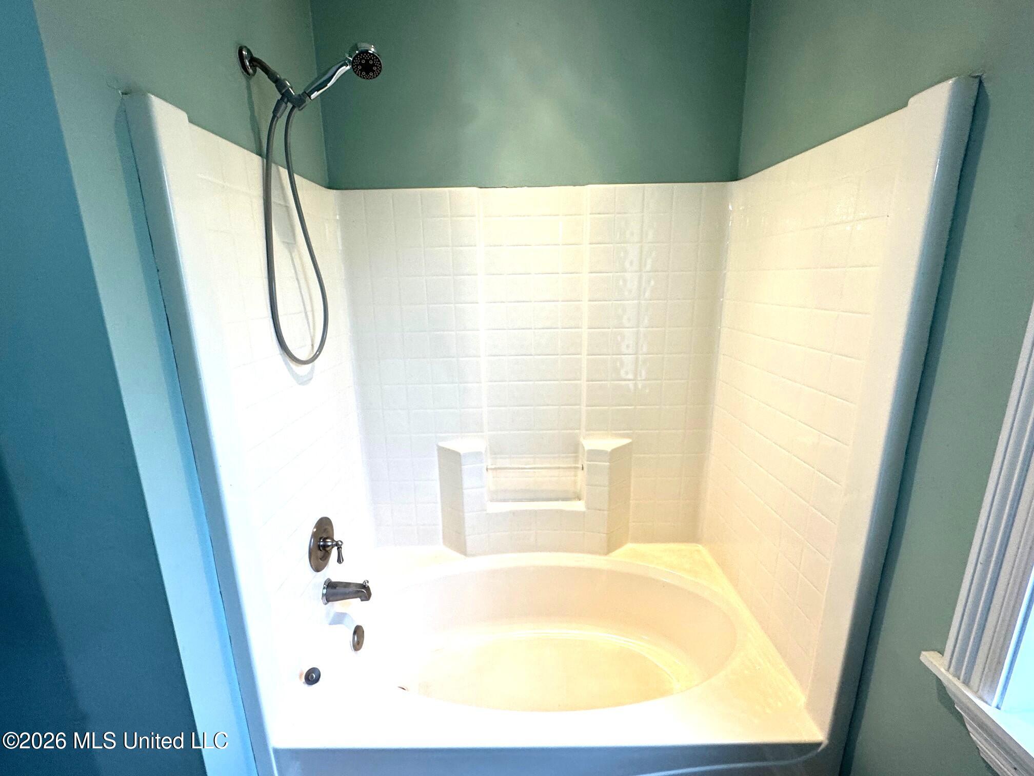 1038 Deerfield Road Summit, MS 39666 - Photo 25 of 32 Hall bath tub/shower