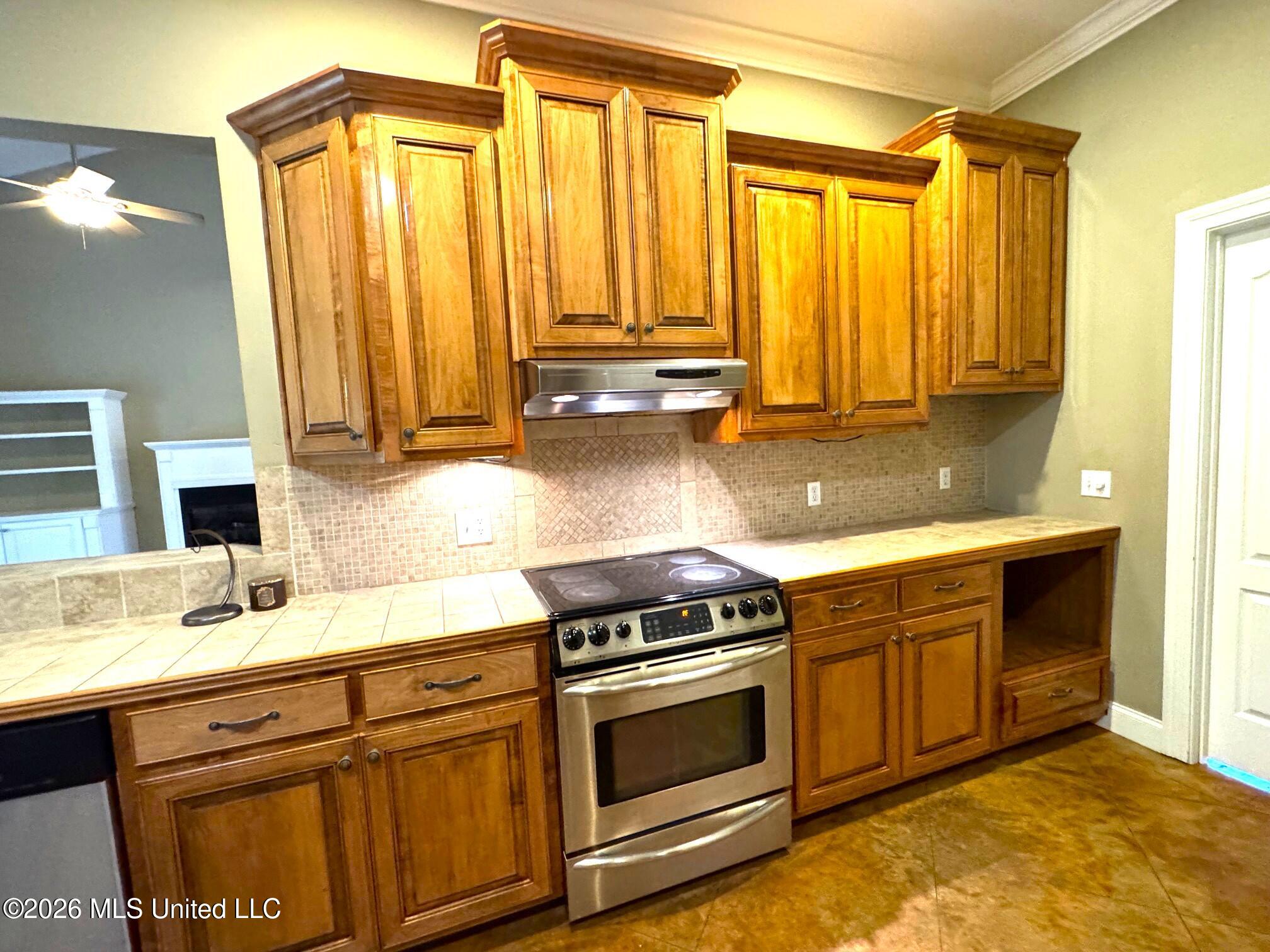 1038 Deerfield Road Summit, MS 39666 - Photo 9 of 32 Kitchen & range
