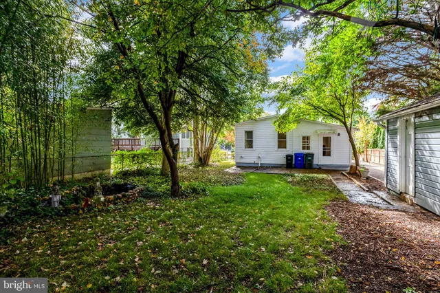 a view of a house with backyard