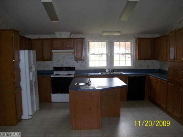 412 Finch Road Henderson, NC 27537 - Photo 8 of 11 Kitchen.