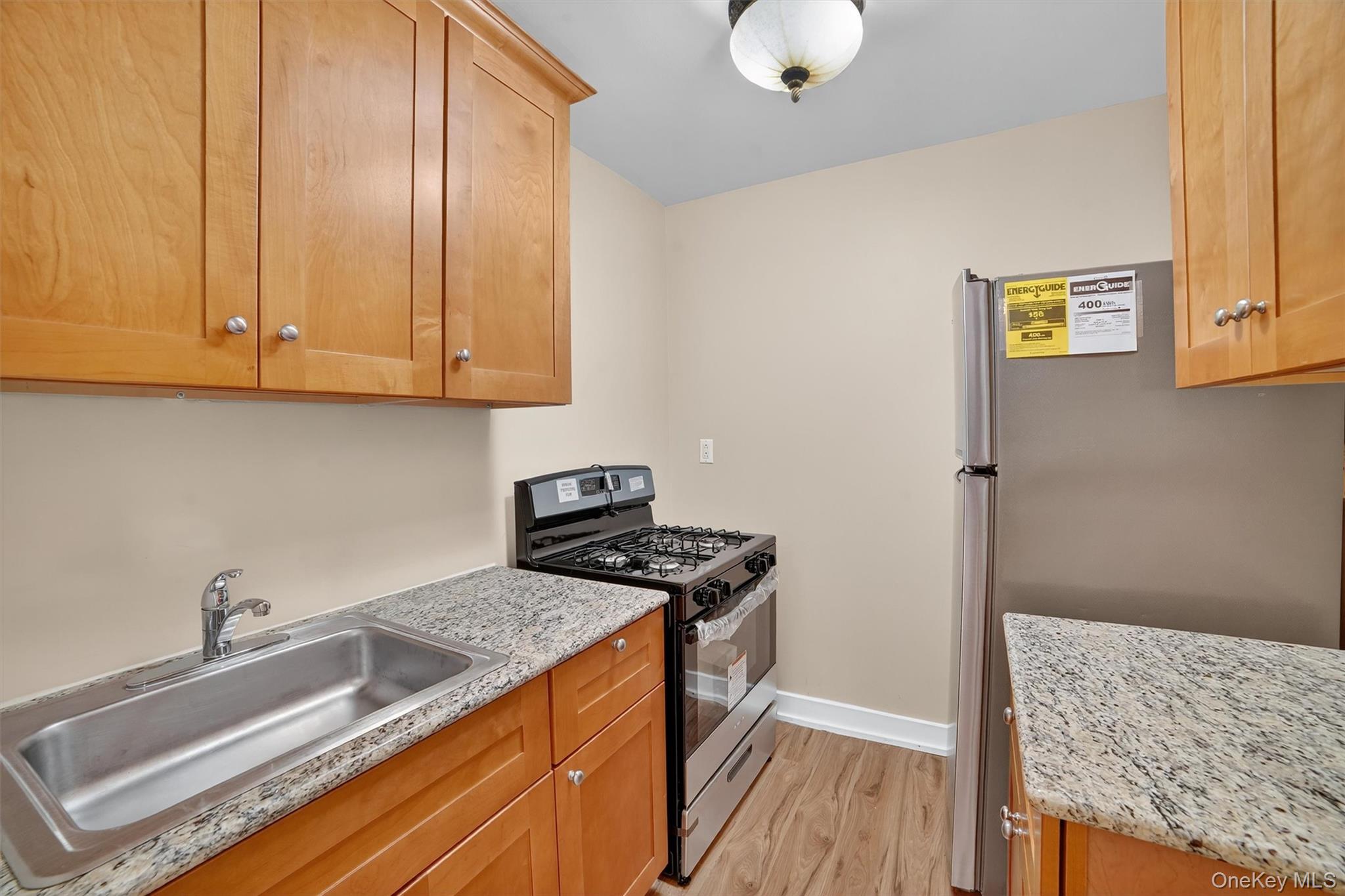 277 Bronx River Road, Unit 5M Yonkers, NY 10704 - Photo 8 of 20 a kitchen that has a sink and a stove