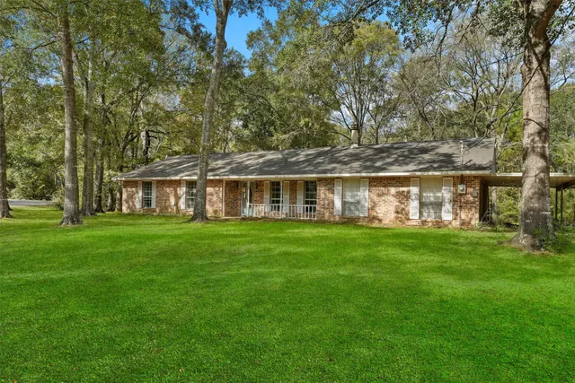 a view of a house with a yard table and chairs
