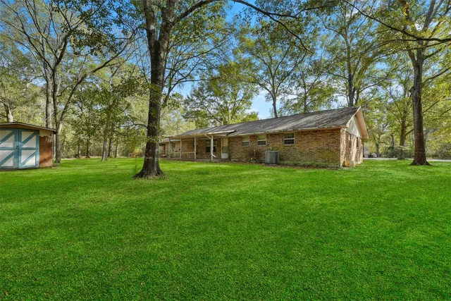 a view of a house with a backyard