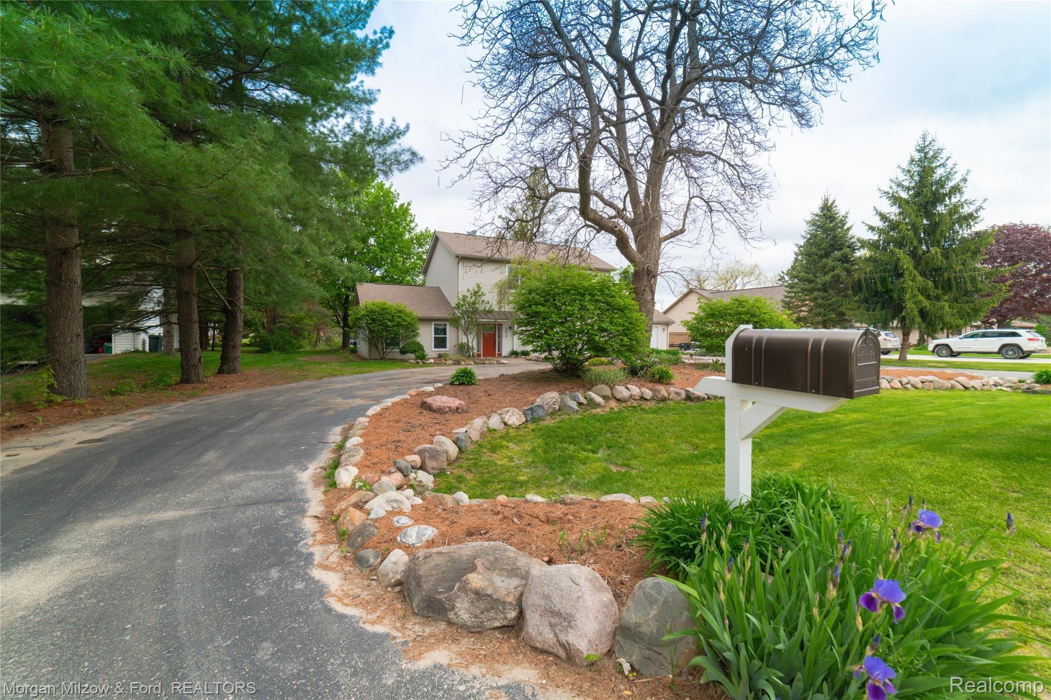 9519 Cedargrove Road Clarkston, MI 48348 - Photo 2 of 58 Beautiful Landscapping