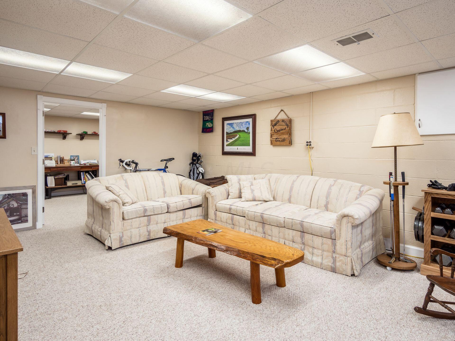 4311 Kendale Road Columbus, OH 43220 - Photo 22 of 34 033_673b21_i 2311 Kendale 060