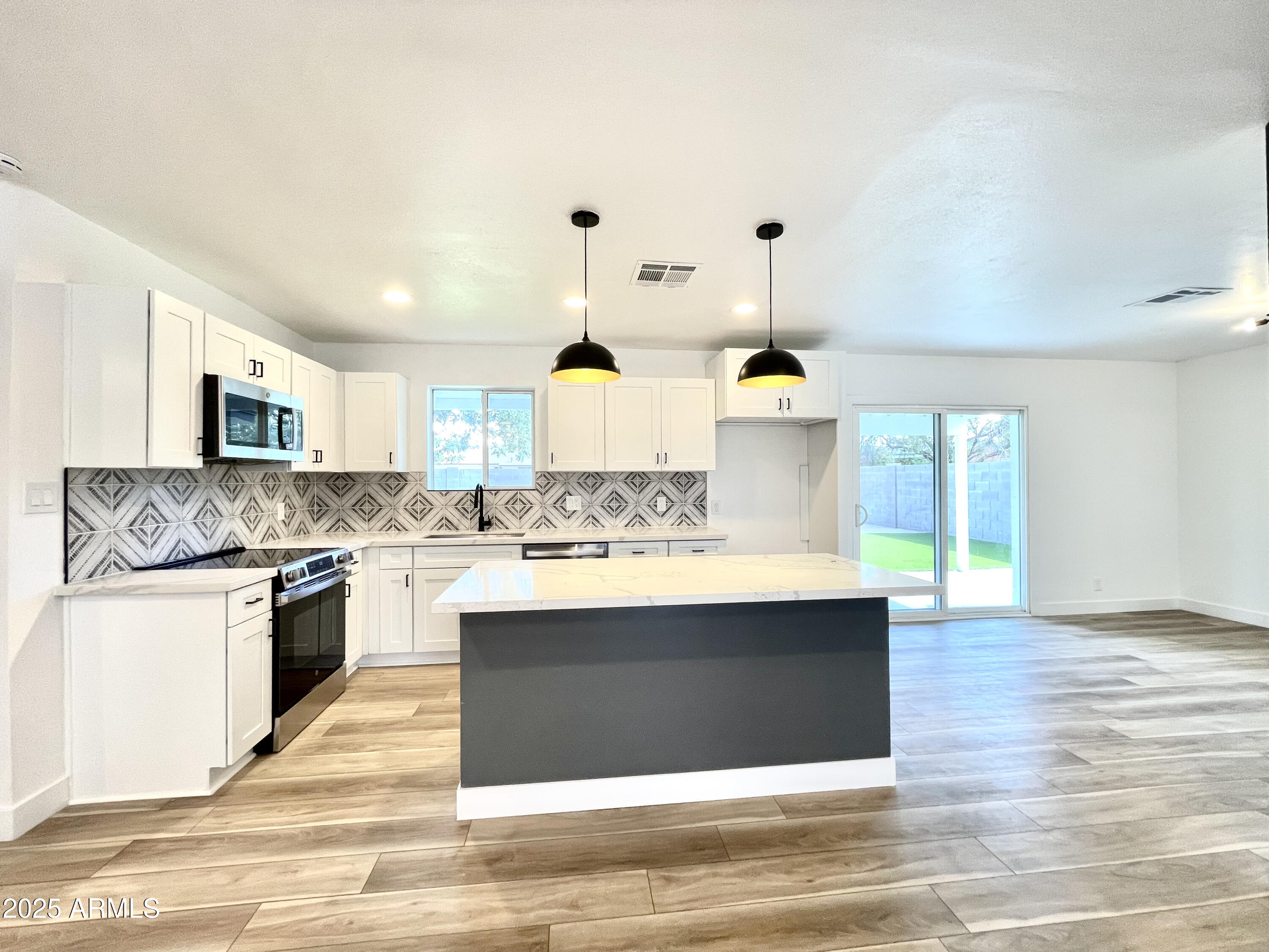 2213 East Janice Way Phoenix, AZ 85022 - Photo 8 of 29 IMG_1008