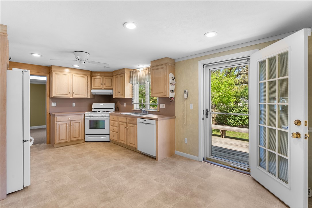 91 Hilton Road Warwick, RI 02889 - Photo 12 of 46