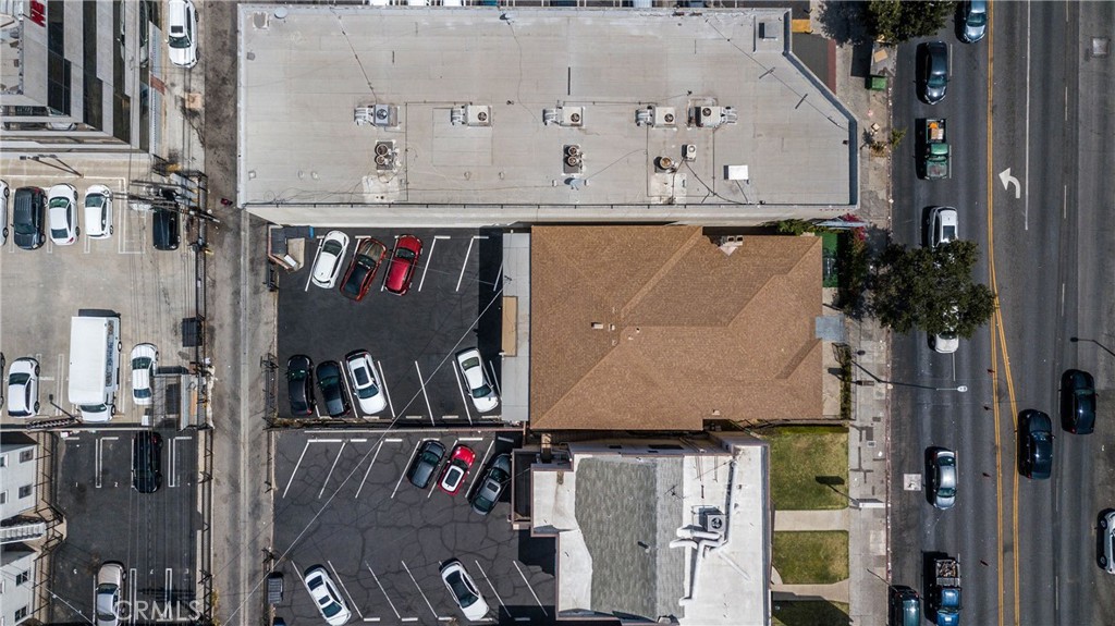 811 1/2 South Vermont Avenue Los Angeles, CA 90005 - Photo 4 of 5 a front view of a house