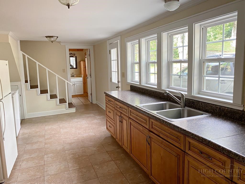 807 Mt Jefferson Road West Jefferson, NC 28694 - Photo 4 of 16