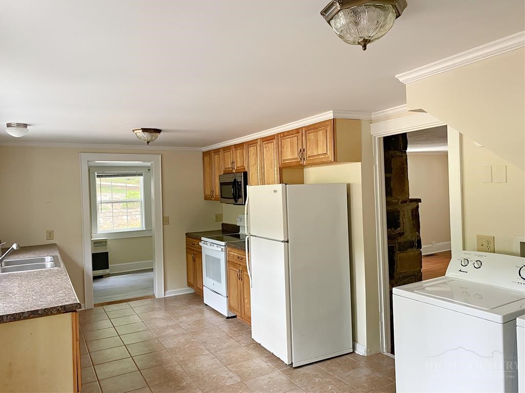 807 Mt Jefferson Road West Jefferson, NC 28694 - Photo 5 of 16