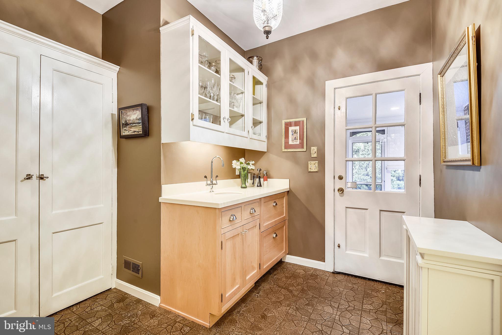 104 Tunbridge Road Baltimore, MD 21212 - Photo 19 of 62 Butler's pantry/wet bar