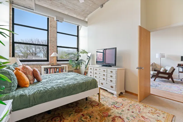 $575,000 | 1800 West Roscoe Street, Unit 316, Chicago, IL 60657