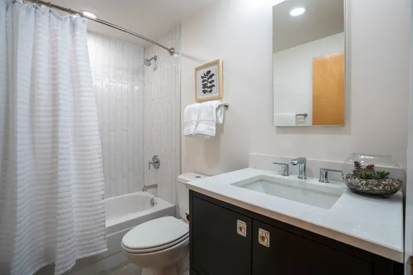 $575,000 | 1800 West Roscoe Street, Unit 316, Chicago, IL 60657