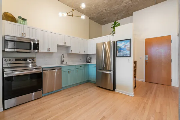 $575,000 | 1800 West Roscoe Street, Unit 316, Chicago, IL 60657