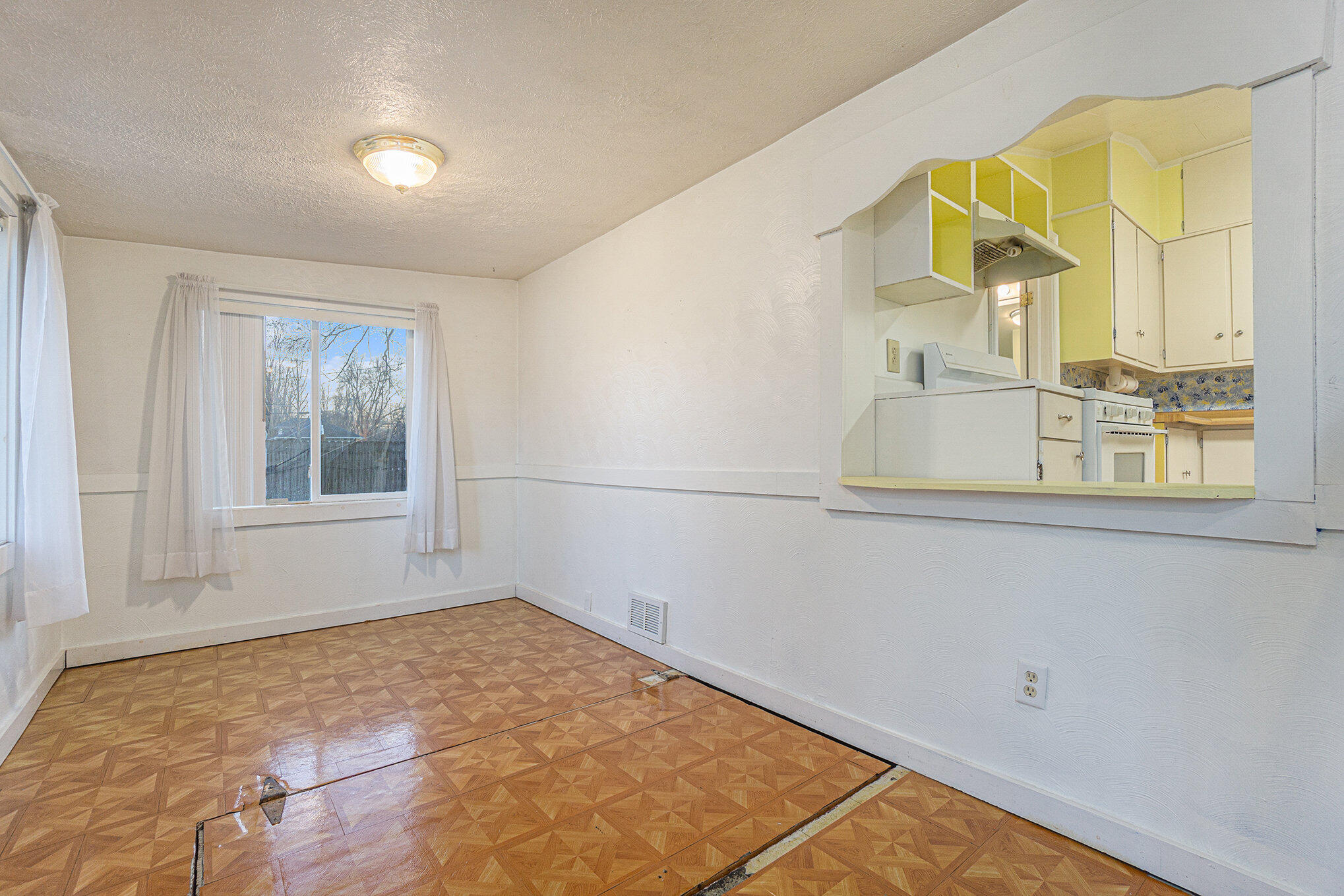 214 South Hooker Avenue Three Rivers, MI 49093 - Photo 2 of 18 005_dsc05750