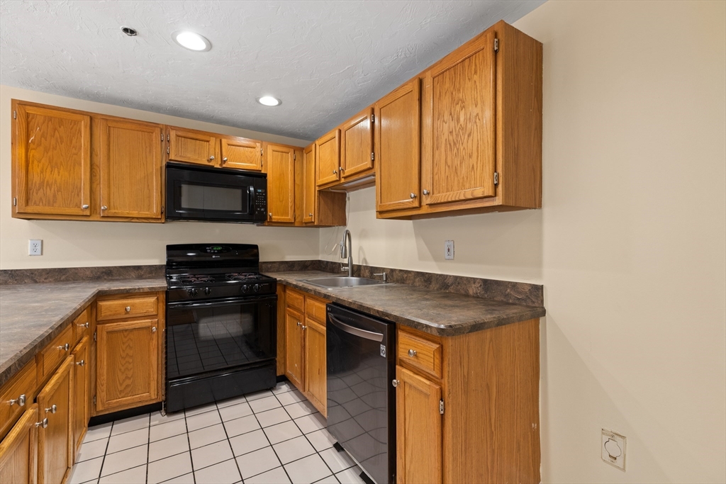 360 Littleton Road, Unit H5 Chelmsford, MA 01824 - Photo 4 of 32