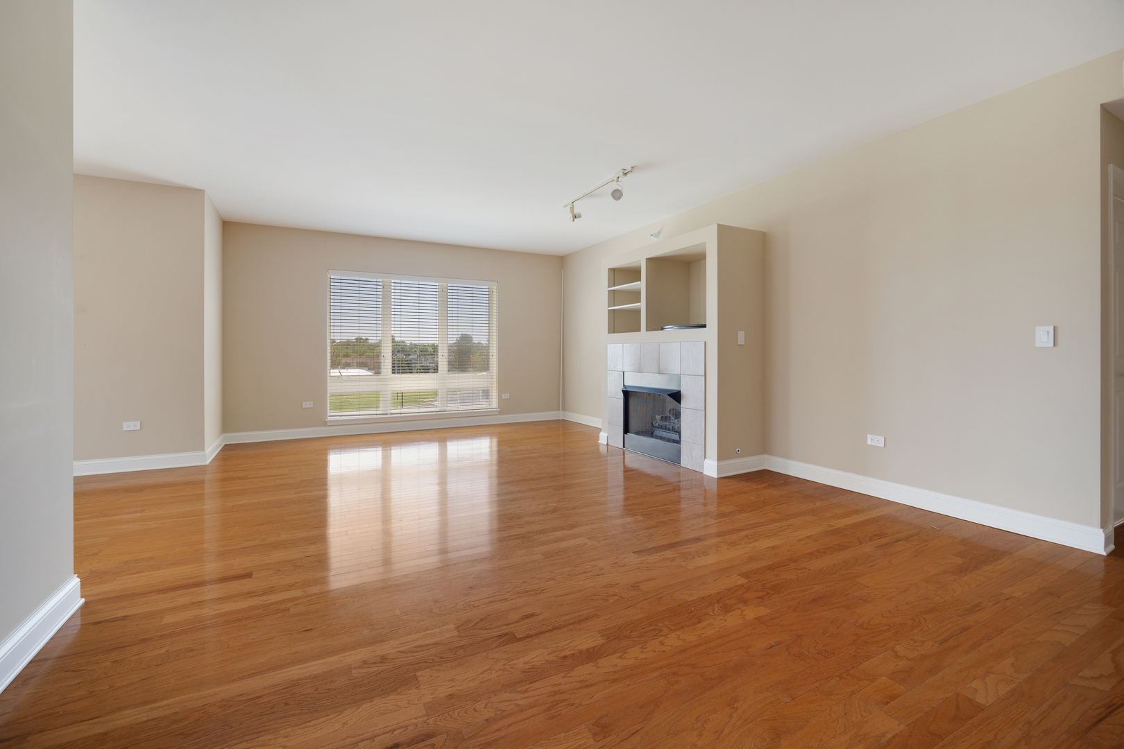 125 North Buffalo Grove Road, Unit 213 Buffalo Grove, IL 60089 - Photo 3 of 27