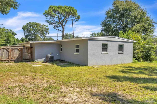 a view of a house with a backyard