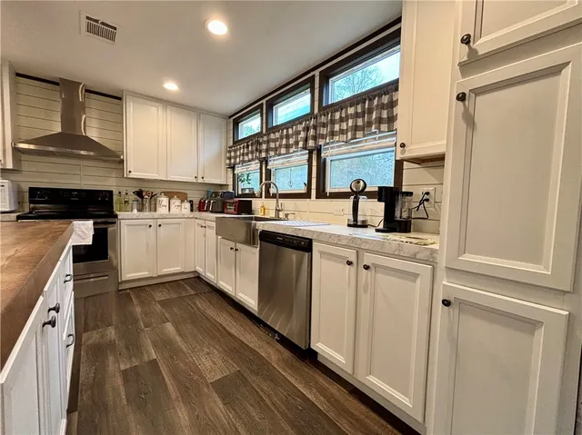 a view of a yard with a tree