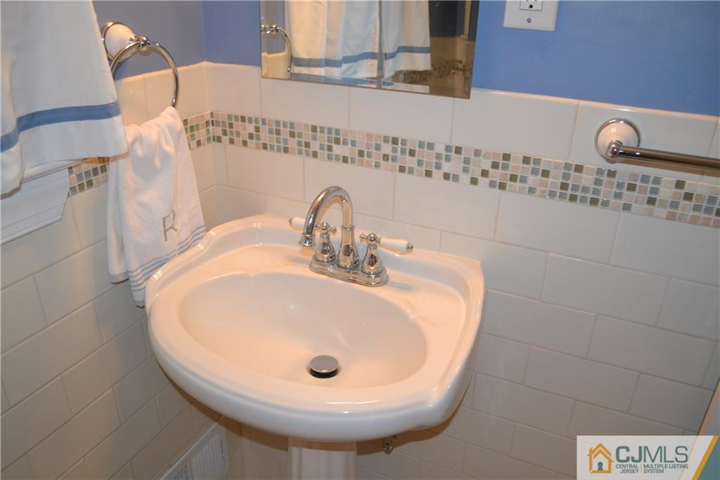 41 Clearview Road East Brunswick, NJ 08816 - Photo 13 of 26 Gallery Image 13