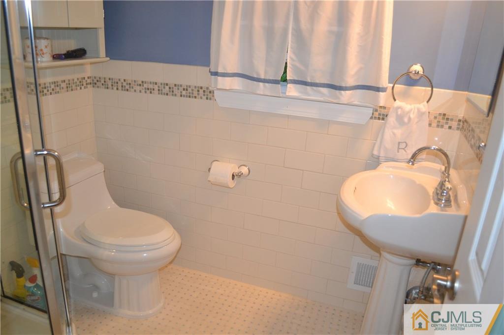 41 Clearview Road East Brunswick, NJ 08816 - Photo 14 of 26 Gallery Image 14