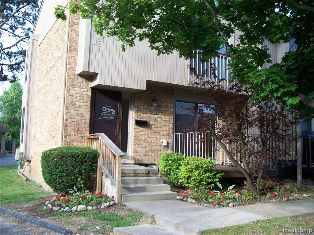 661 Oakbrook West, Unit 10 Rochester, MI 48307 - Photo 1 of 20 END UNIT TOWNHOUSE