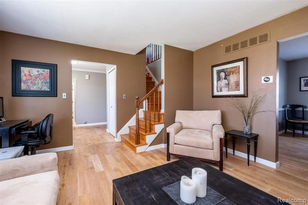 695 Lake Forest Road Rochester Hills, MI 48309 - Photo 8 of 47