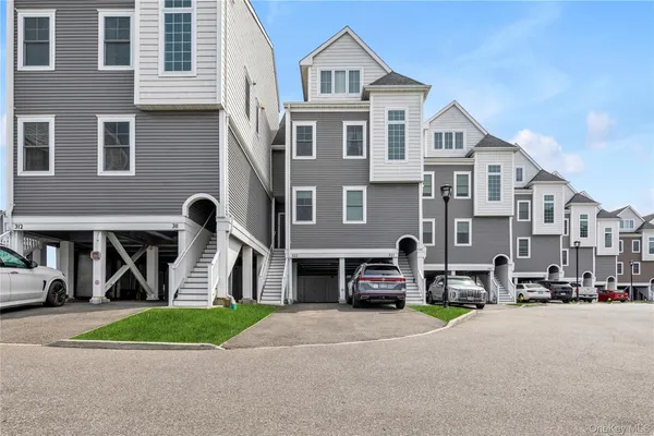 $774,000 | 322 Marina Pointe Drive, East Rockaway, NY 11518