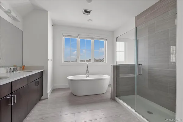$774,000 | 322 Marina Pointe Drive, East Rockaway, NY 11518