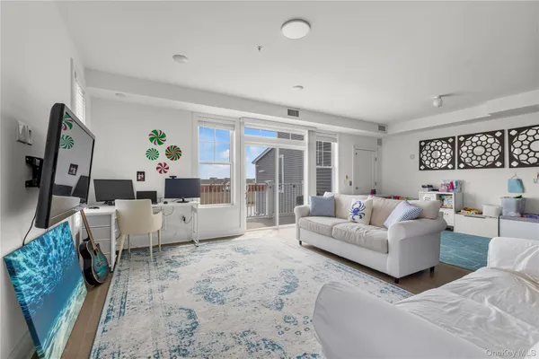 $774,000 | 322 Marina Pointe Drive, East Rockaway, NY 11518