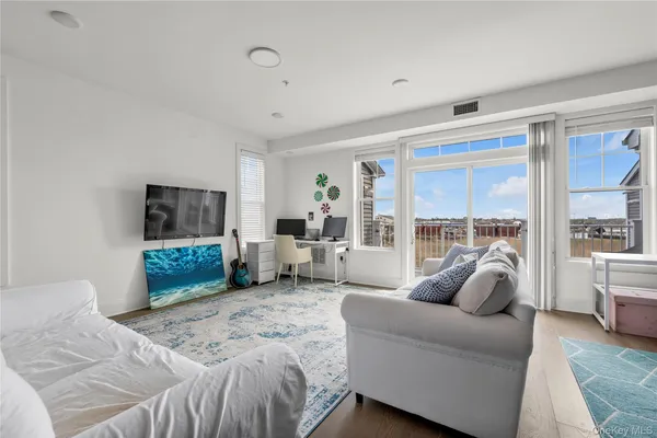 $774,000 | 322 Marina Pointe Drive, East Rockaway, NY 11518