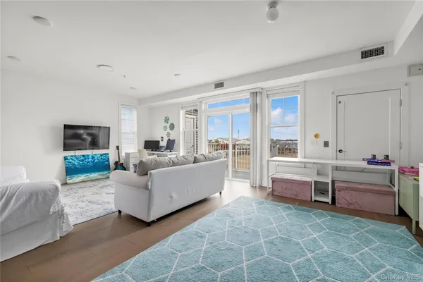 $774,000 | 322 Marina Pointe Drive, East Rockaway, NY 11518