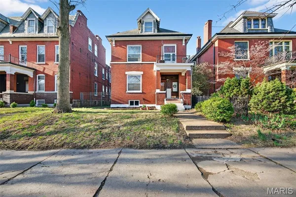 $2,300 | 2048 Russell Boulevard, St. Louis, MO 63104