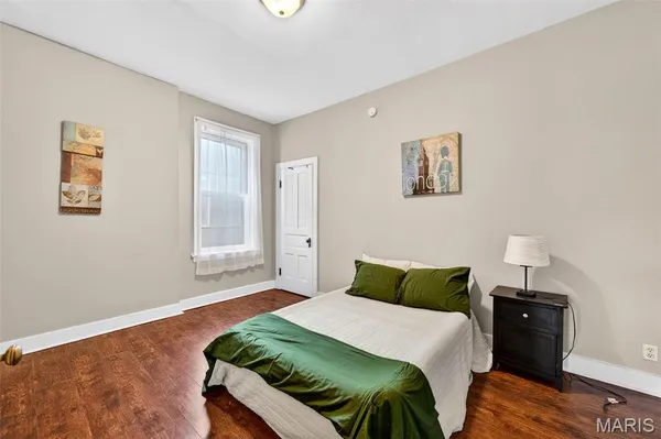 $2,300 | 2048 Russell Boulevard, St. Louis, MO 63104