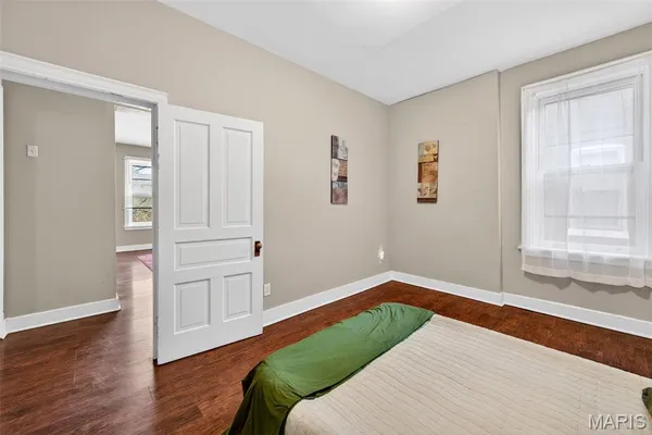 $2,300 | 2048 Russell Boulevard, St. Louis, MO 63104