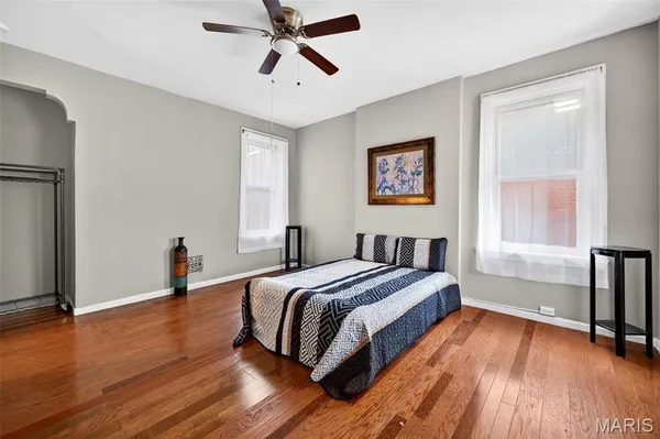 $2,300 | 2048 Russell Boulevard, St. Louis, MO 63104