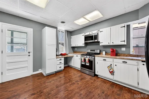 $2,300 | 2048 Russell Boulevard, St. Louis, MO 63104