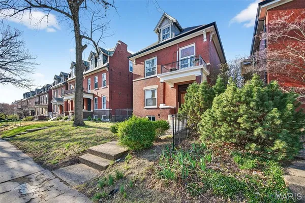 $2,300 | 2048 Russell Boulevard, St. Louis, MO 63104
