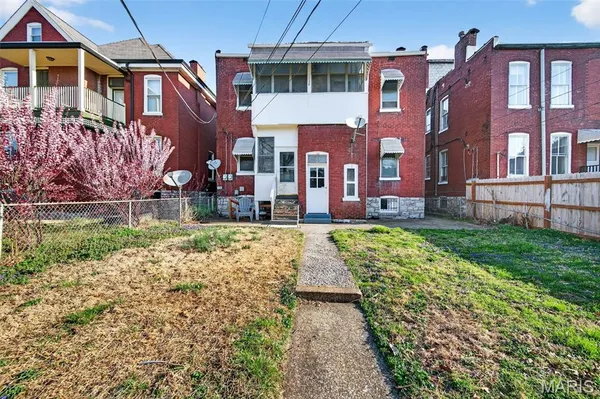 $2,300 | 2048 Russell Boulevard, St. Louis, MO 63104