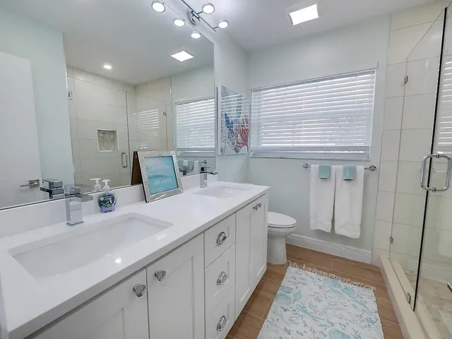 a view of a house with swimming pool outdoor seating