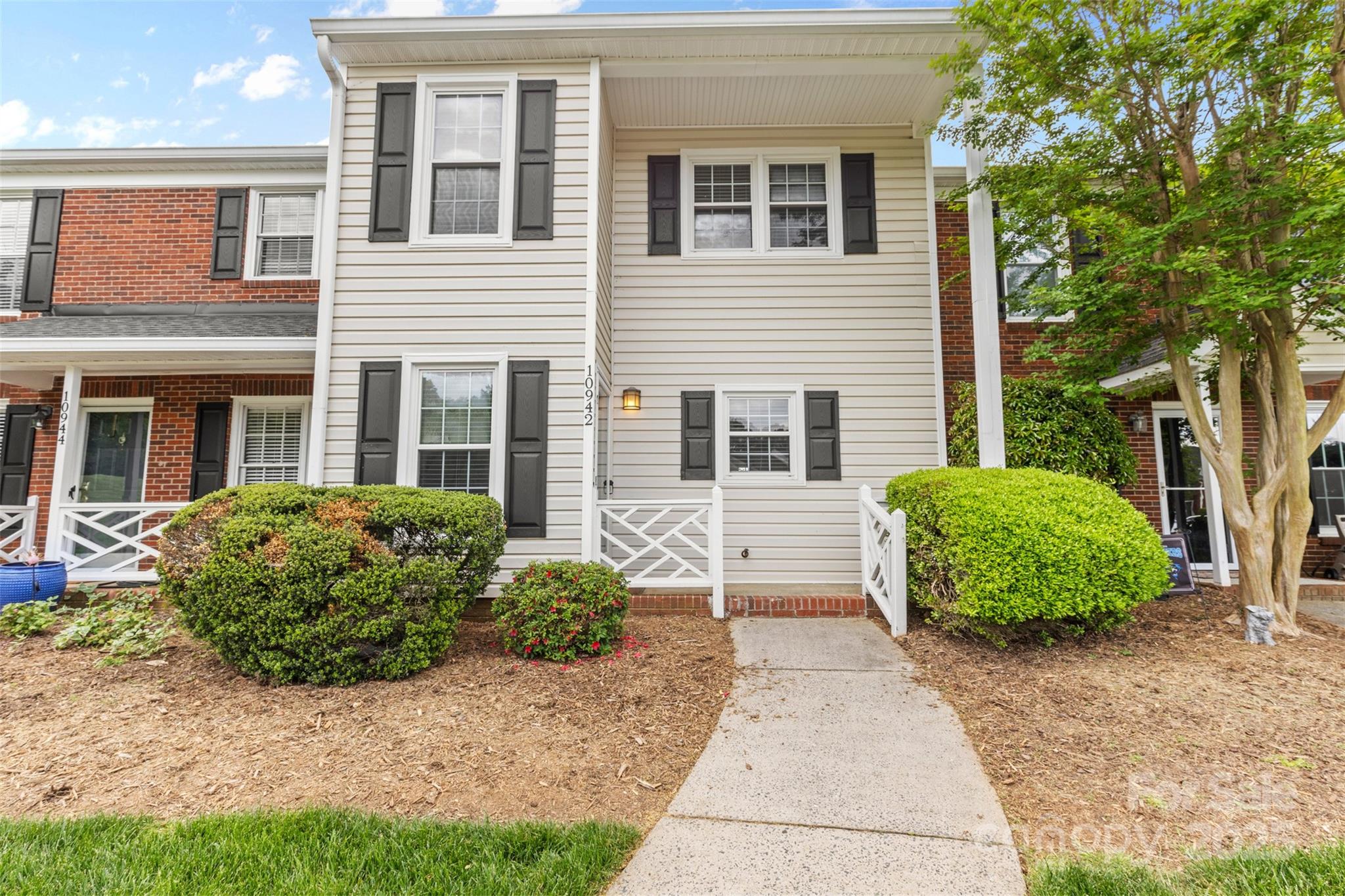 10942 Winterbourne Court Charlotte, NC 28277 - Photo 2 of 27 a view of a house with a garden