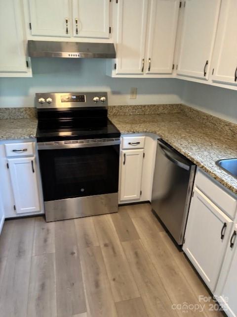 10942 Winterbourne Court Charlotte, NC 28277 - Photo 6 of 27 a kitchen with granite countertop a stove and a sink